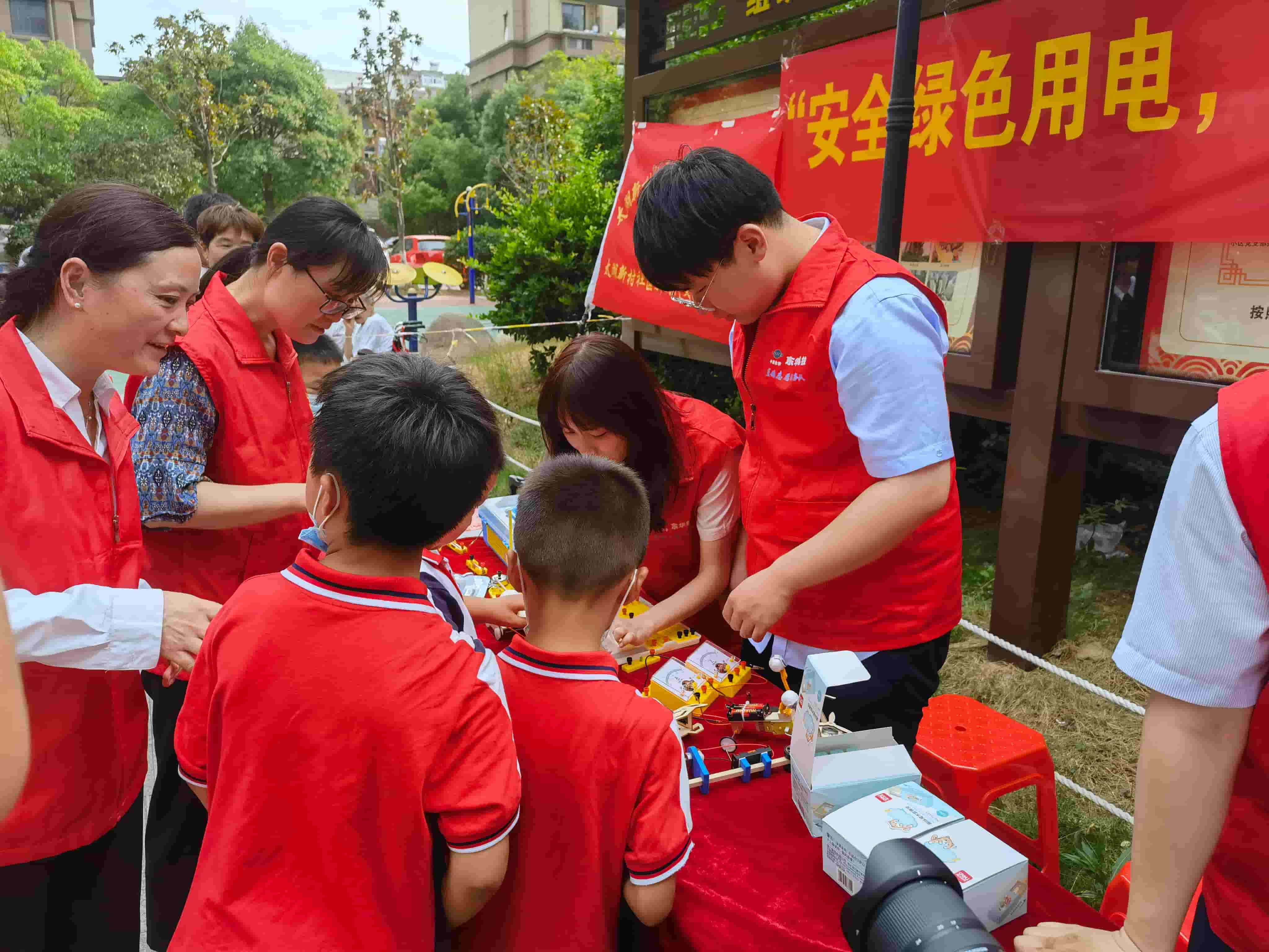 2021年6月21日，藍鴿志愿服務隊前往社區(qū)開展“安全用電，安全你我”志愿活動（1）